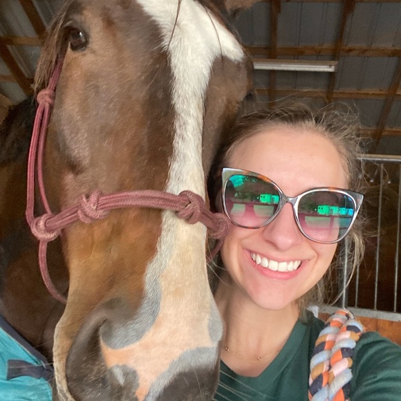 Meet your Posher, Madison - Picture 2 of 3